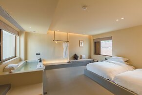 The Long Circle House