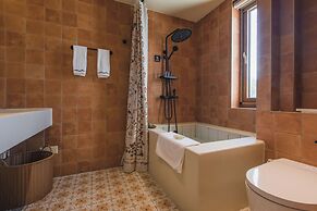 The Long Circle House