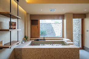 The Long Circle House