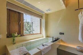 The Long Circle House