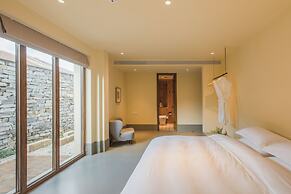 The Long Circle House