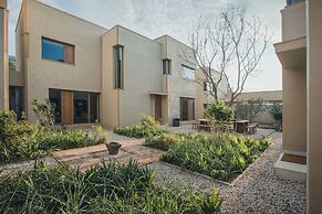 The Long Circle House