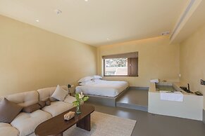 The Long Circle House