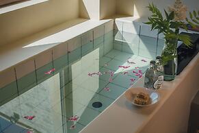 The Long Circle House