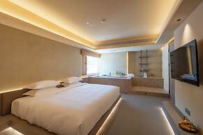 The Long Circle House