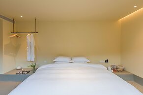 The Long Circle House