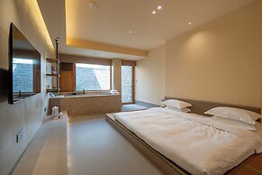 The Long Circle House