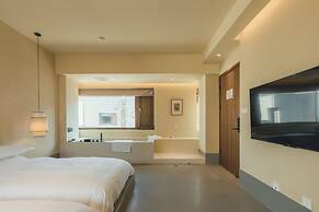 The Long Circle House