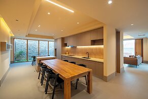 The Long Circle House