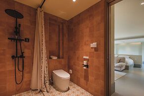 The Long Circle House