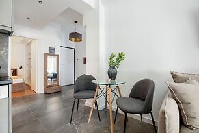 Glimmer 2-Bedroom Apartment in Athens
