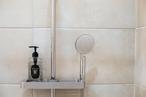 Glimmer 2-Bedroom Apartment in Athens