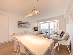 Spacious Seaside Apartment