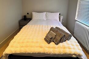 Thames Ditton Apt - Sleeps 6 - Garden & Bbq