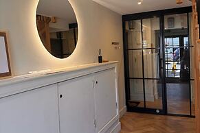 Thames Ditton Apt - Sleeps 6 - Garden & Bbq