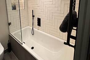 Thames Ditton Apt - Sleeps 6 - Garden & Bbq