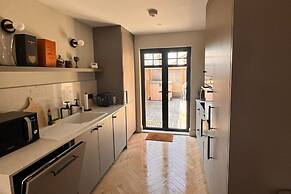 Thames Ditton Apt - Sleeps 6 - Garden & Bbq