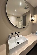 Thames Ditton Apt - Sleeps 6 - Garden & Bbq