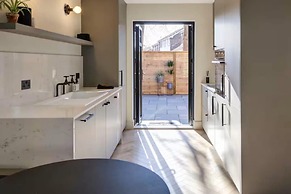 Thames Ditton Apt - Sleeps 6 - Garden & Bbq