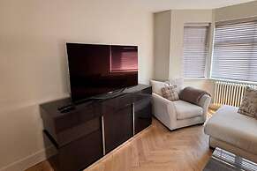 Thames Ditton Apt - Sleeps 6 - Garden & Bbq
