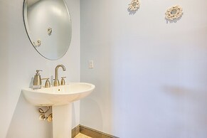 2 Mi to Las Olas: Sleek Townhome w/ Yard & Views!