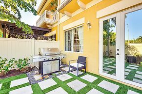 2 Mi to Las Olas: Sleek Townhome w/ Yard & Views!
