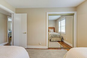 Fire Pit & Screened Porch: Home in Jacksonville!