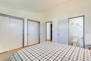 8 Mi to Downtown Seatlle: Pet-friendly Home