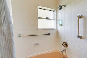 8 Mi to Downtown Seatlle: Pet-friendly Home