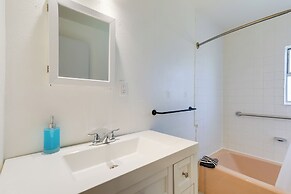 8 Mi to Downtown Seatlle: Pet-friendly Home