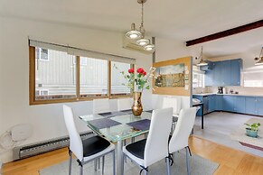 8 Mi to Downtown Seatlle: Pet-friendly Home