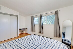 8 Mi to Downtown Seatlle: Pet-friendly Home