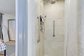 8 Mi to Downtown Seatlle: Pet-friendly Home