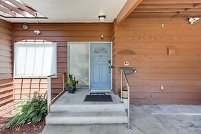 8 Mi to Downtown Seatlle: Pet-friendly Home