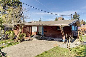 8 Mi to Downtown Seatlle: Pet-friendly Home