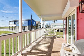 Walk to Beach: Galveston Home w/ Patio & Balcony!