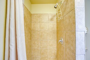 Shared Backyard: Aurora Family Home