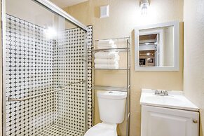 Hike, Explore & More: Aurora Retreat w/ Yard