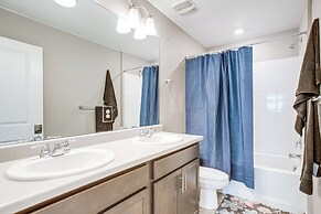 17 Mi to Denver Zoo: Family-friendly Aurora Home