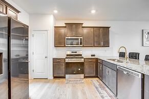 17 Mi to Denver Zoo: Family-friendly Aurora Home