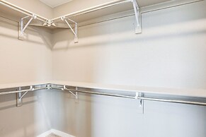 17 Mi to Denver Zoo: Family-friendly Aurora Home