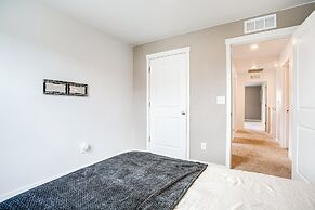 17 Mi to Denver Zoo: Family-friendly Aurora Home