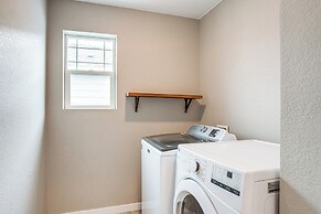 17 Mi to Denver Zoo: Family-friendly Aurora Home