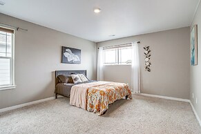 17 Mi to Denver Zoo: Family-friendly Aurora Home