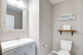 17 Mi to Denver Zoo: Family-friendly Aurora Home