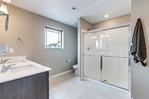 17 Mi to Denver Zoo: Family-friendly Aurora Home