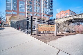 Luxe High-rise 2 Mi to Dtwn Cleveland: WFH Ready!