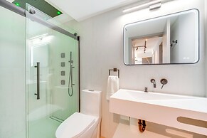 Luxe High-rise 2 Mi to Dtwn Cleveland: WFH Ready!