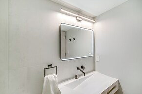 Luxe High-rise 2 Mi to Dtwn Cleveland: WFH Ready!