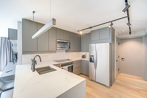 Luxe High-rise 2 Mi to Dtwn Cleveland: WFH Ready!